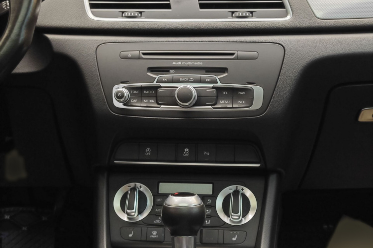 Audi Q3 2016 car image #18