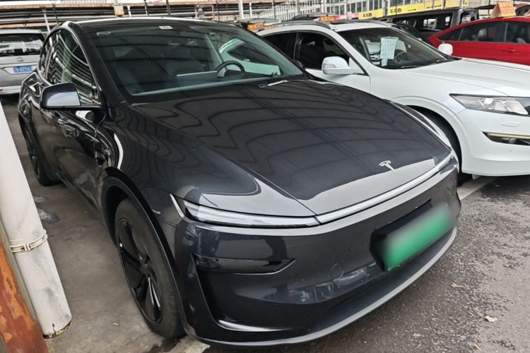 Tesla Model Y 2025 #4 Tesla Model Y 2025 car image #4