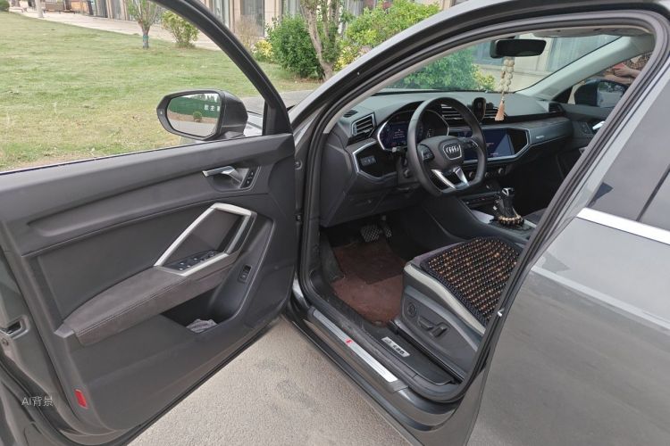 Audi Q3 2023 car image #18