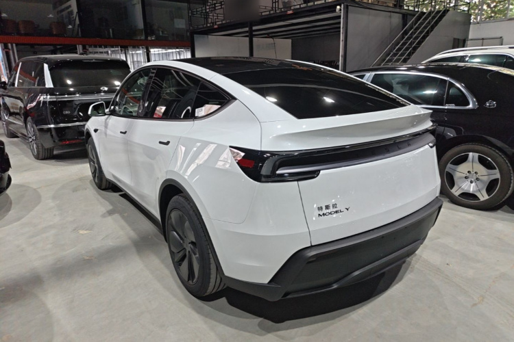 Tesla Model Y 2026 car image #5