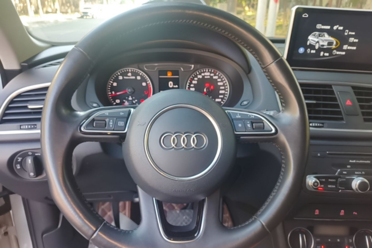 Audi Q3 2017 car image #11