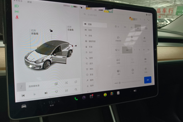 Tesla Model 3 2020 immagine di auto #13