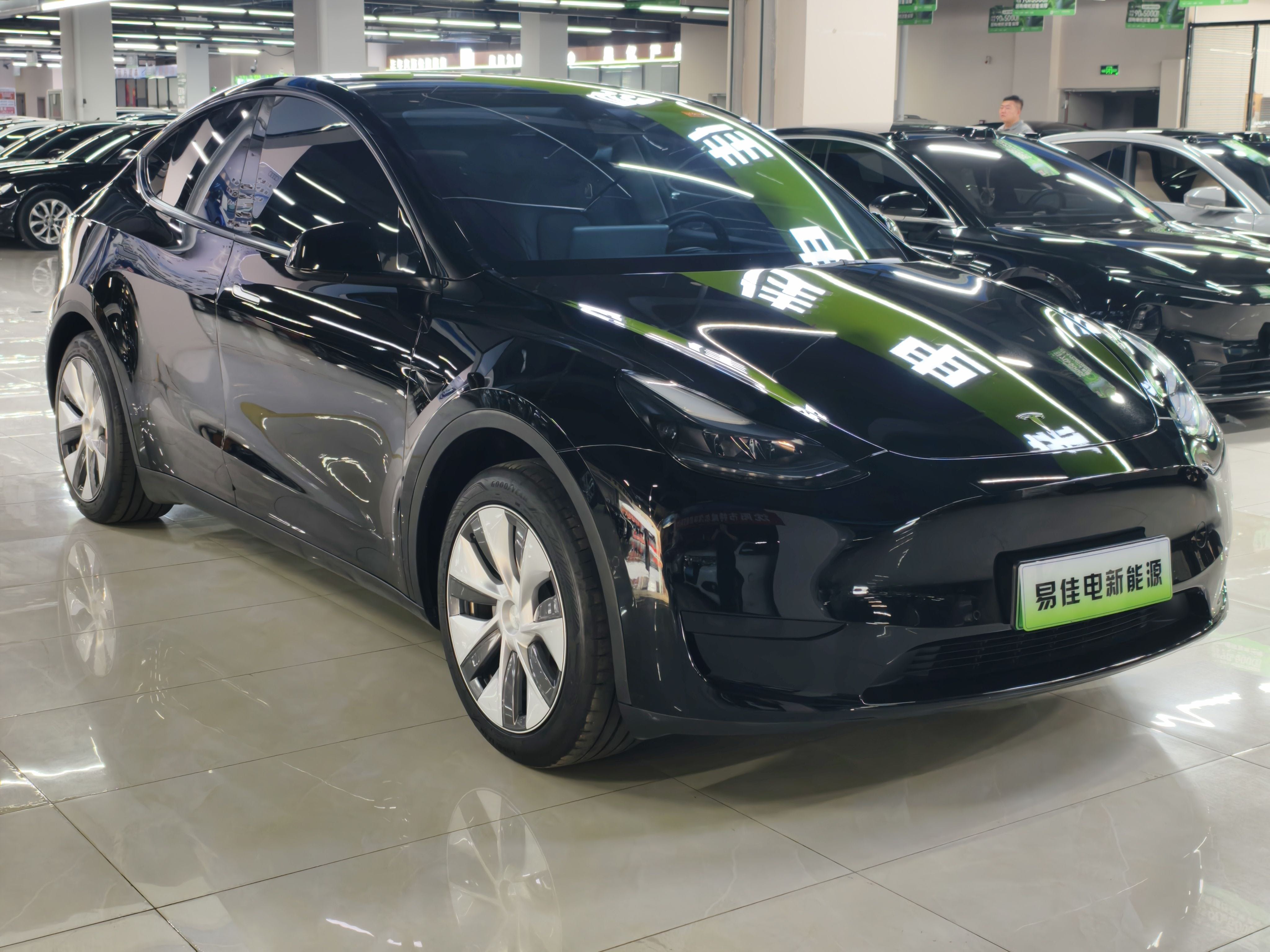 Tesla Model Y 2023 car image #2