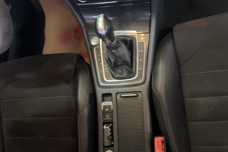 Volkswagen Golf 2018 car image #16