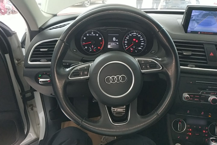 Audi Q3 2016 car image #11