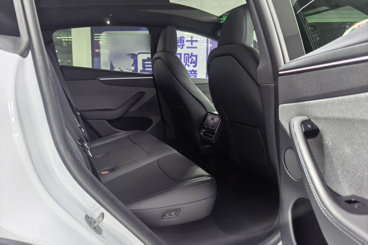 Tesla Model Y 2026 #17 Tesla Model Y 2026 car image #17