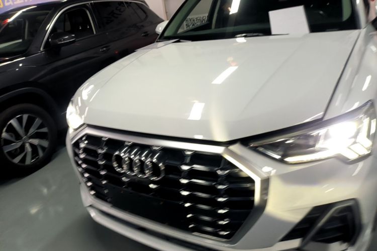 Audi Q3 2021 car image #3