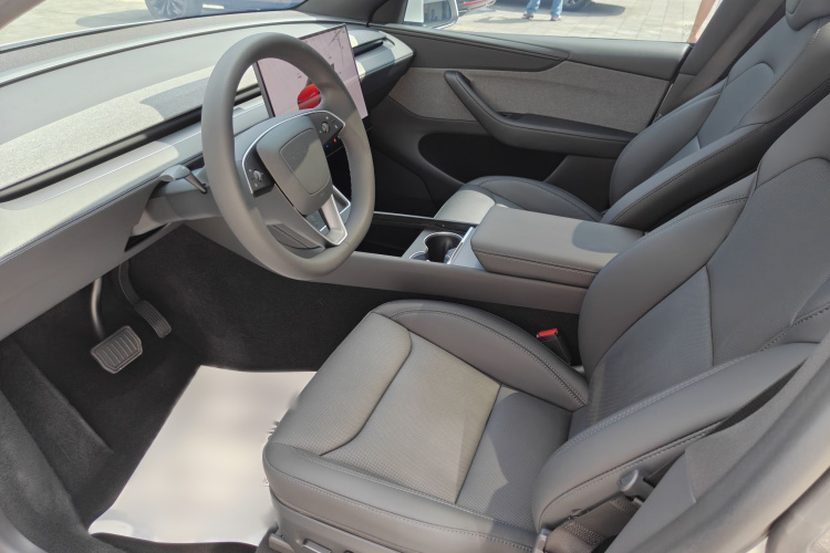 Tesla Model Y 2026 #8 Tesla Model Y 2026 car image #8