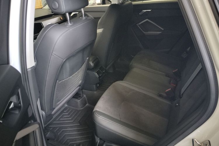 Audi Q3 2021 car image #17