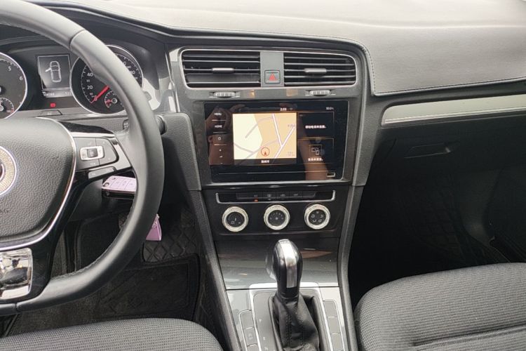 Volkswagen Golf 2020 car image #10