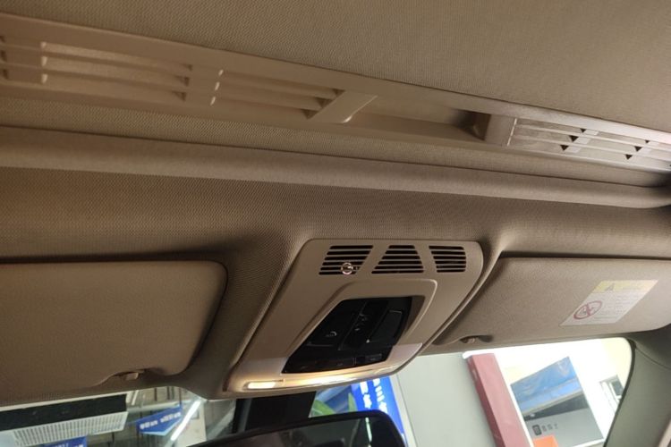 BMW 3 Series 2018 car image #18