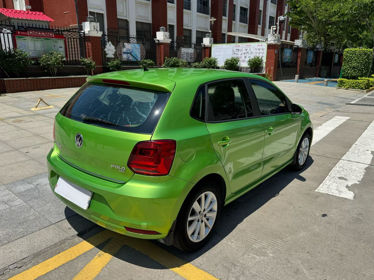 Volkswagen Polo 2015 car image #9