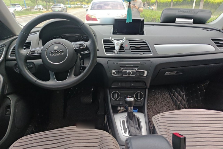 Audi Q3 2018 car image #7