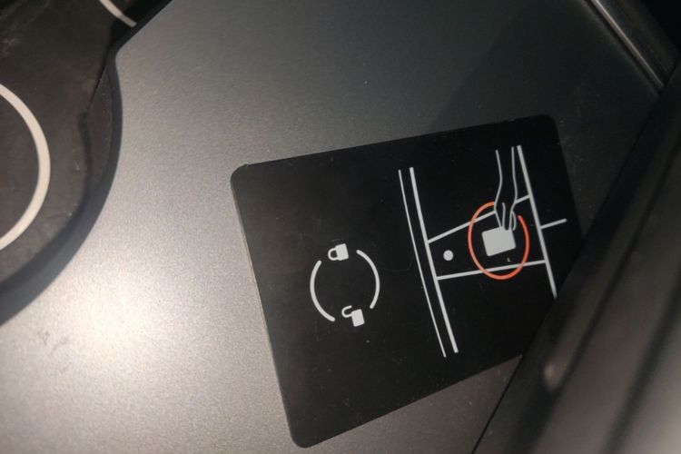 Tesla Model 3 2023 car image #9