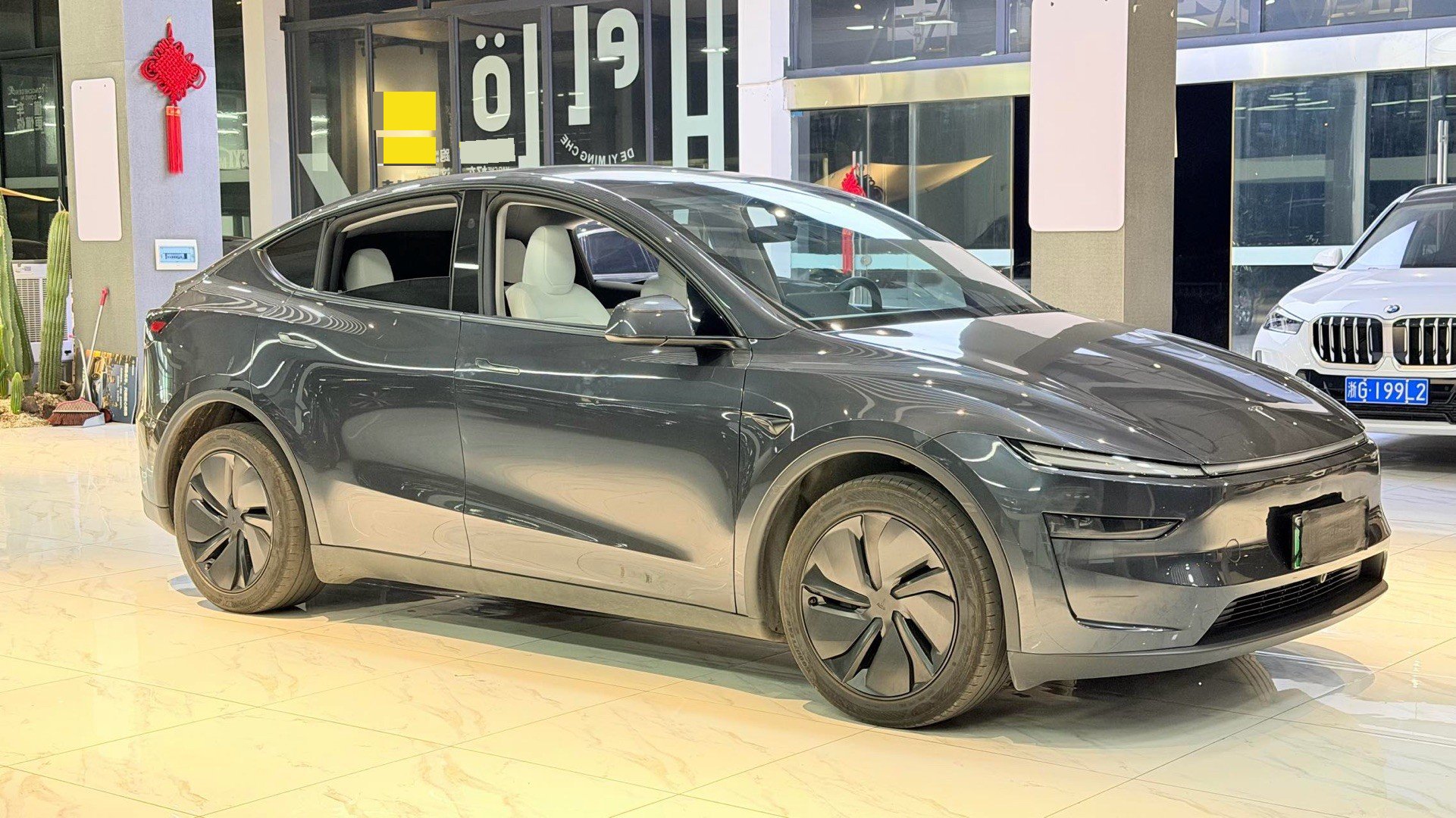 Tesla Model Y 2025 car image #2