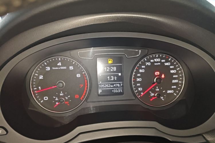 Audi Q3 2018 car image #12