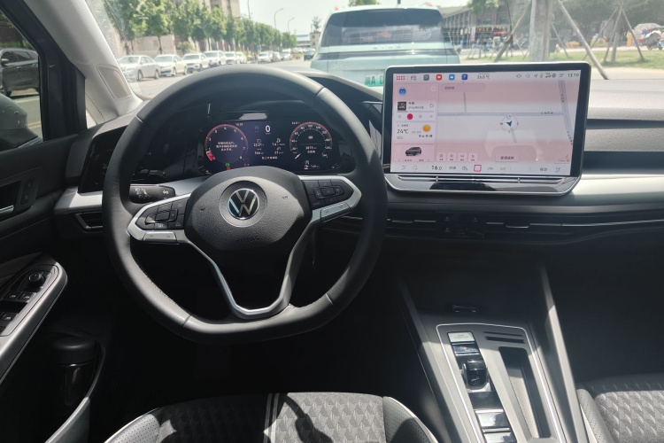 Volkswagen Golf 2026 car image #13