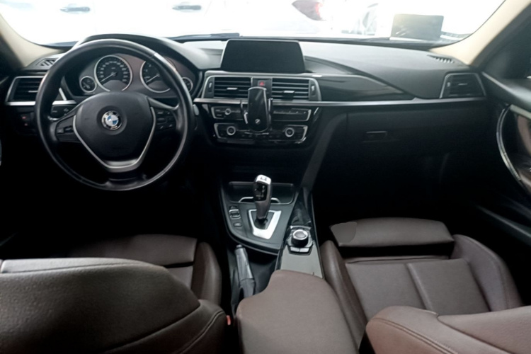 BMW 3 Series 2018 car image #10