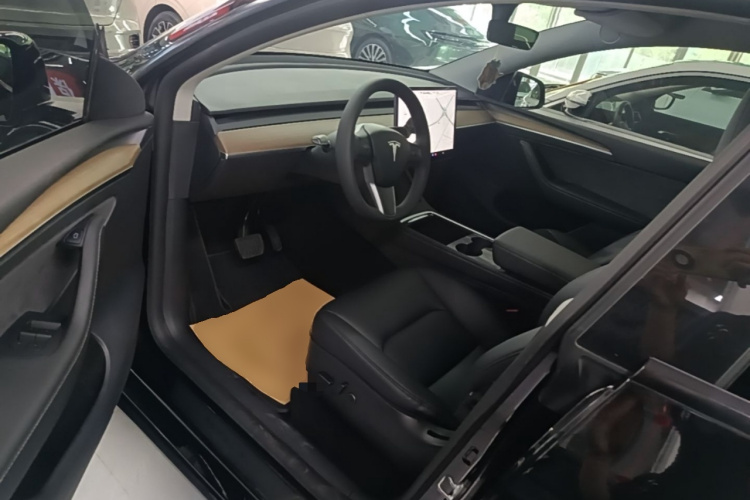 Tesla Model Y 2021 immagine di auto #16