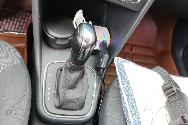 Volkswagen Polo 2015 car image #16