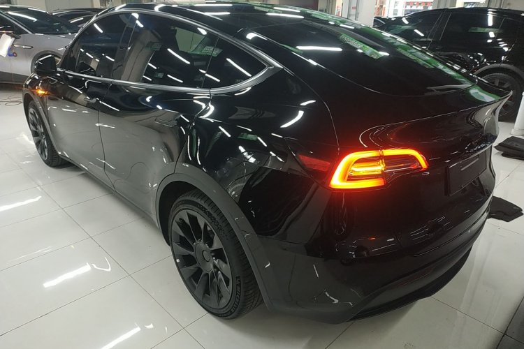 Tesla Model Y 2022 #5 Tesla Model Y 2022 car image #5
