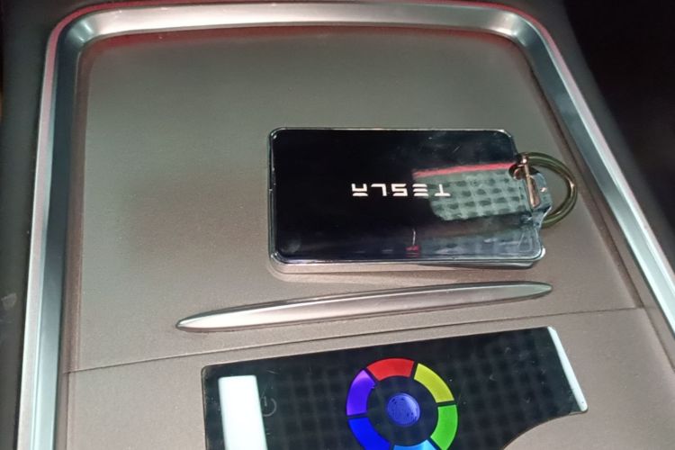 Tesla Model Y 2023 immagine di auto #9
