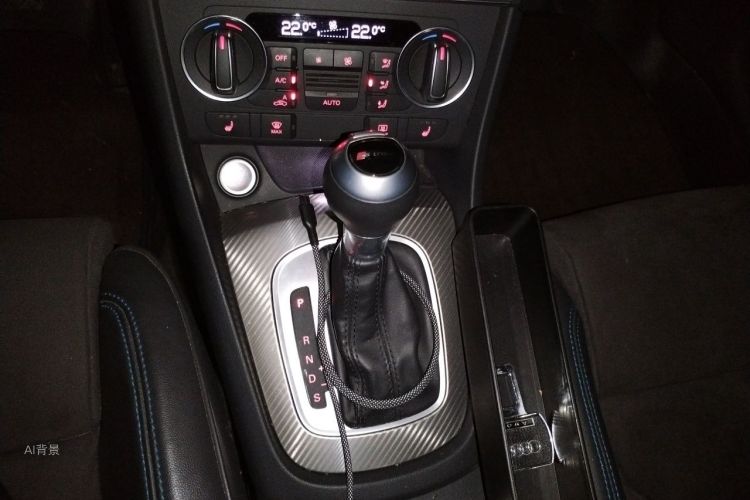Audi Q3 2019 car image #16