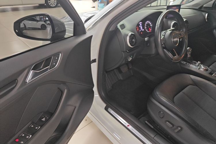Audi A3 2018 car image #16