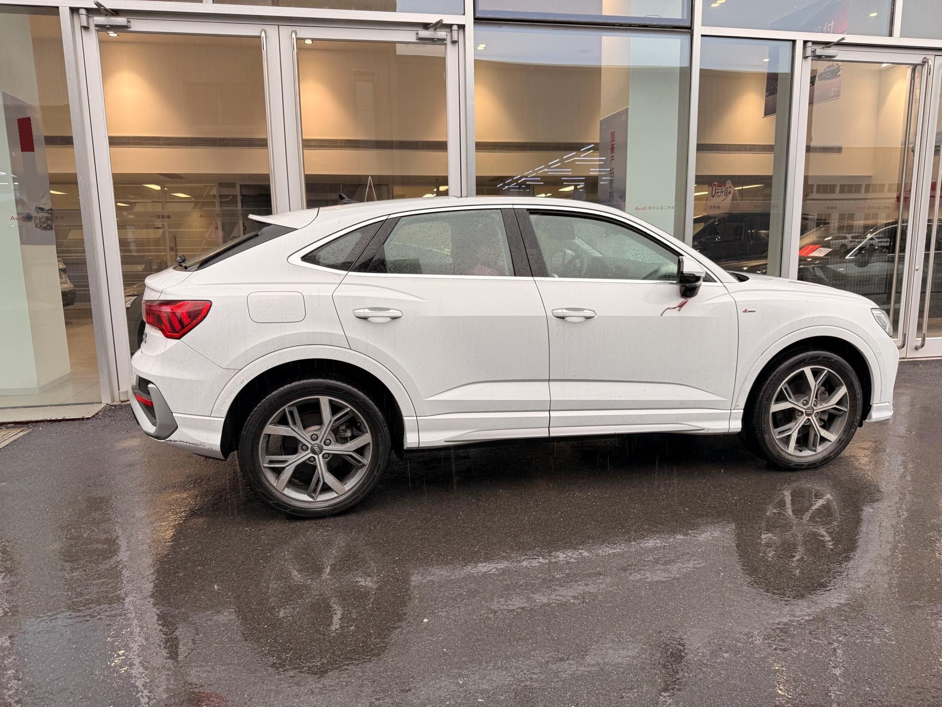 Audi Q3 2021 car image #4