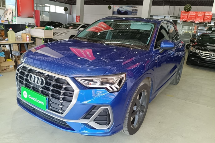 Audi Q3 2019 car image #2