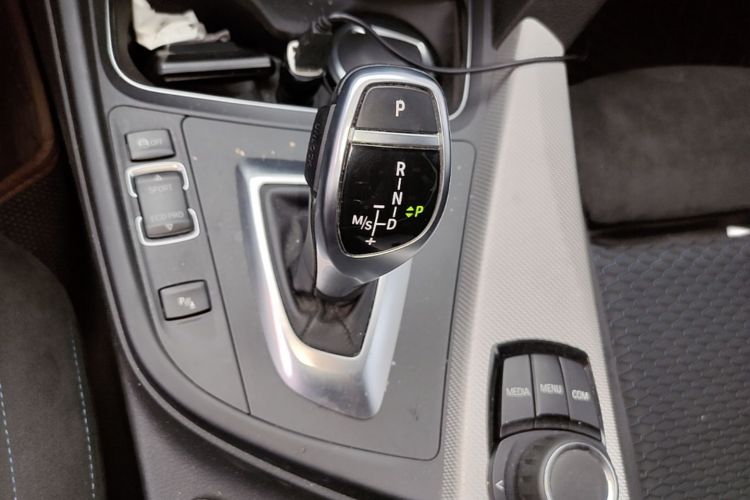 BMW 3 Series 2018 car image #14