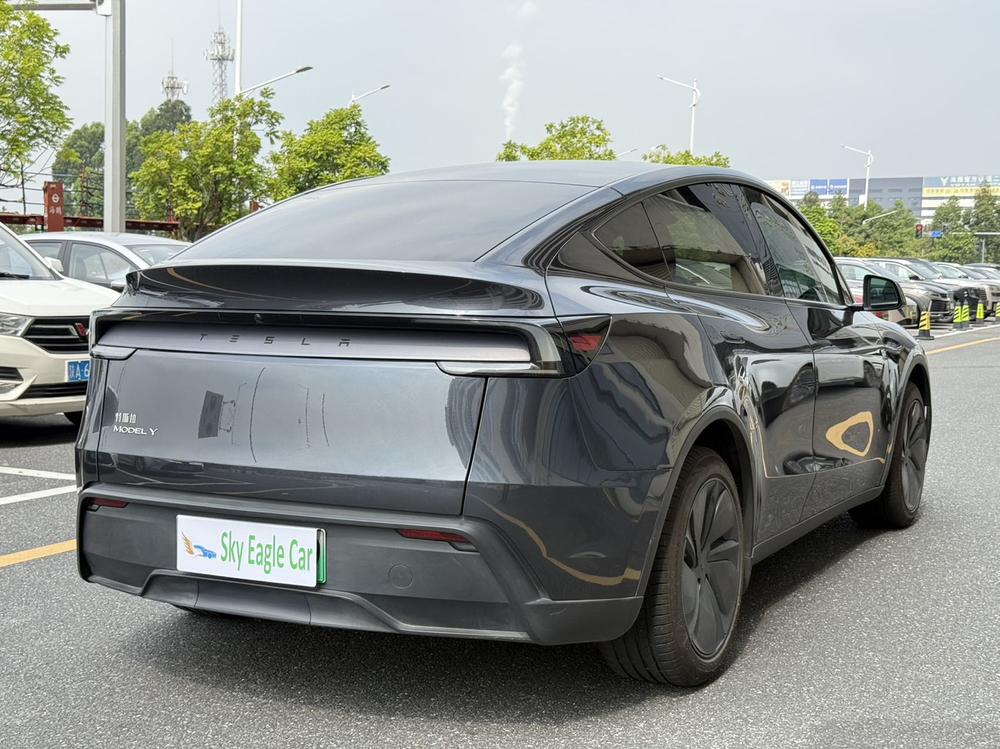 Tesla Model Y 2025 #6 Tesla Model Y 2025 car image #6