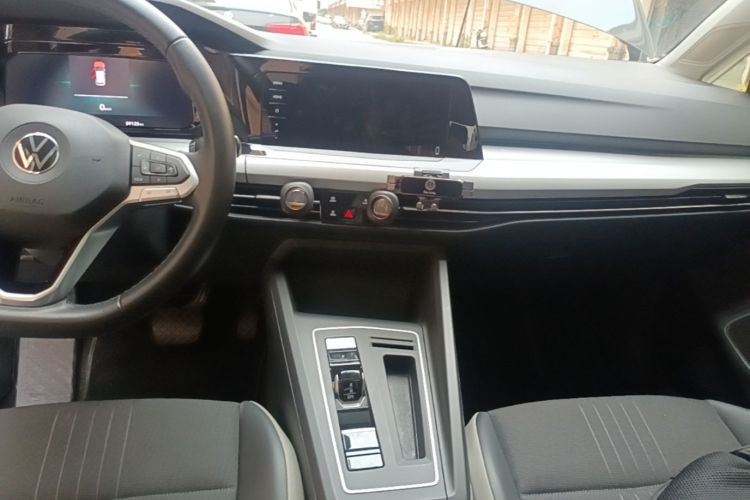 Volkswagen Golf 2021 car image #13