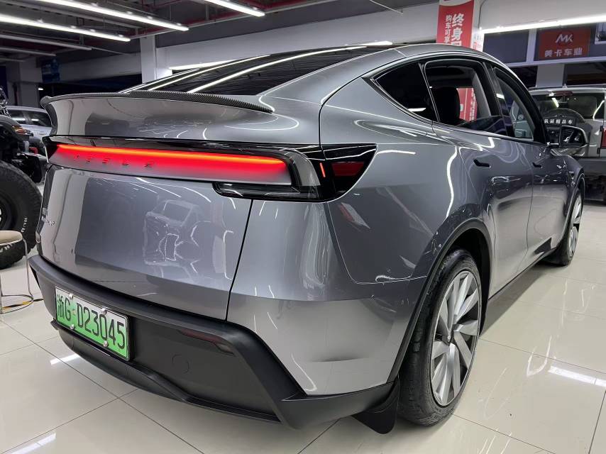Tesla Model Y 2025 #4 Tesla Model Y 2025 car image #4