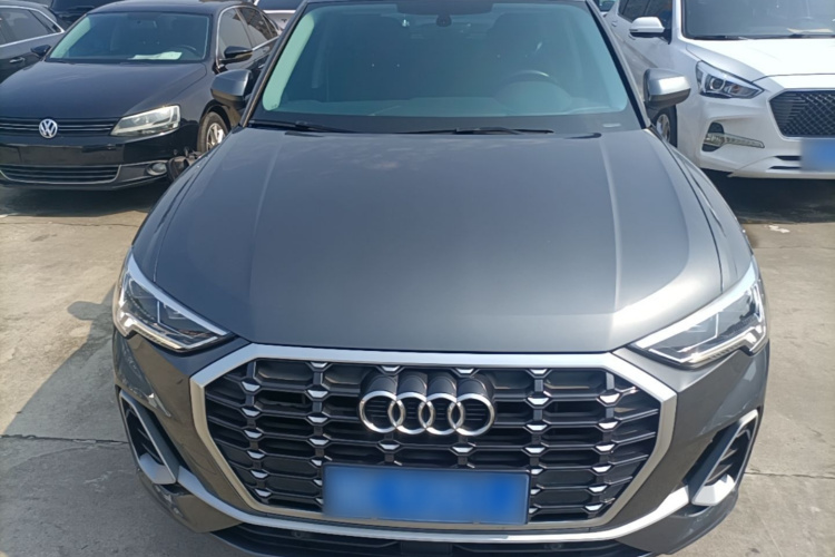 Audi Q3 2022 car image #3