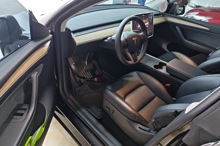 Tesla Model Y 2023 #16 Tesla Model Y 2023 car image #16