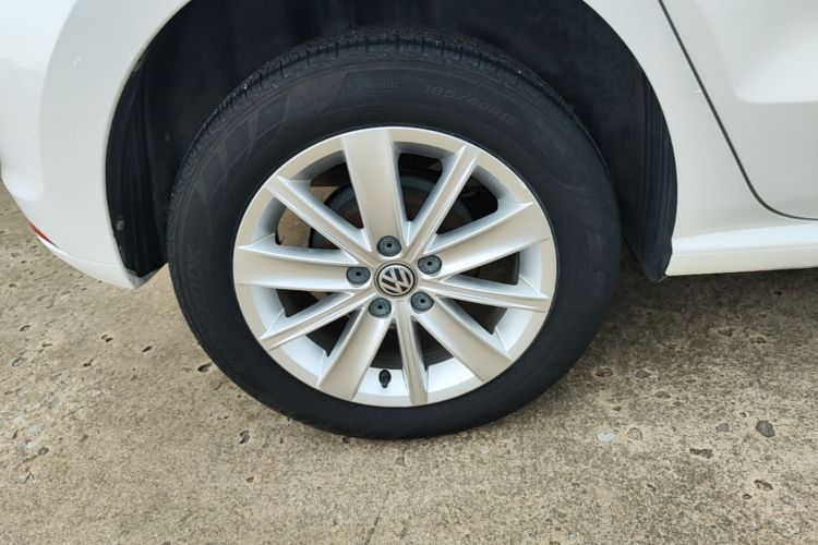 Volkswagen Polo 2015 car image #10