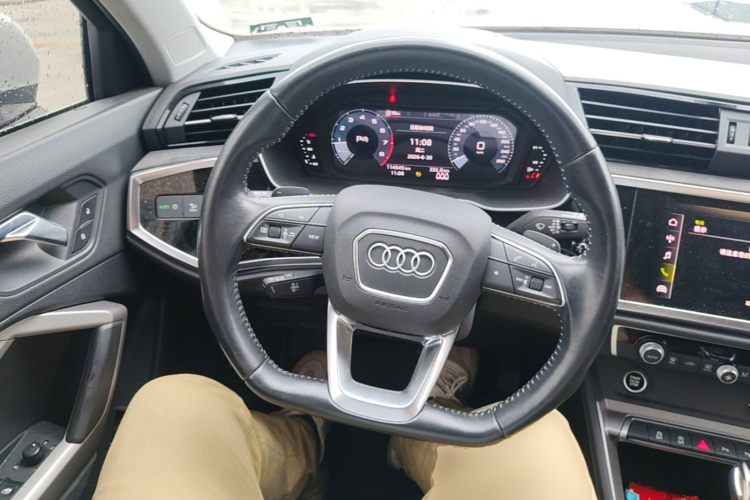Audi Q3 2021 car image #11