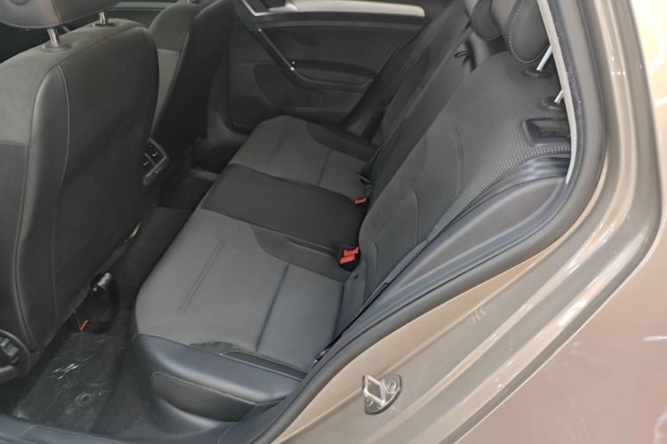 Volkswagen Golf 2018 car image #17