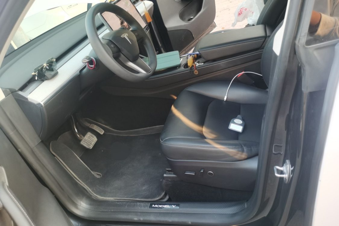 Tesla Model Y 2025 immagine di auto #18