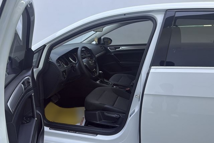 Volkswagen Golf 2020 car image #17