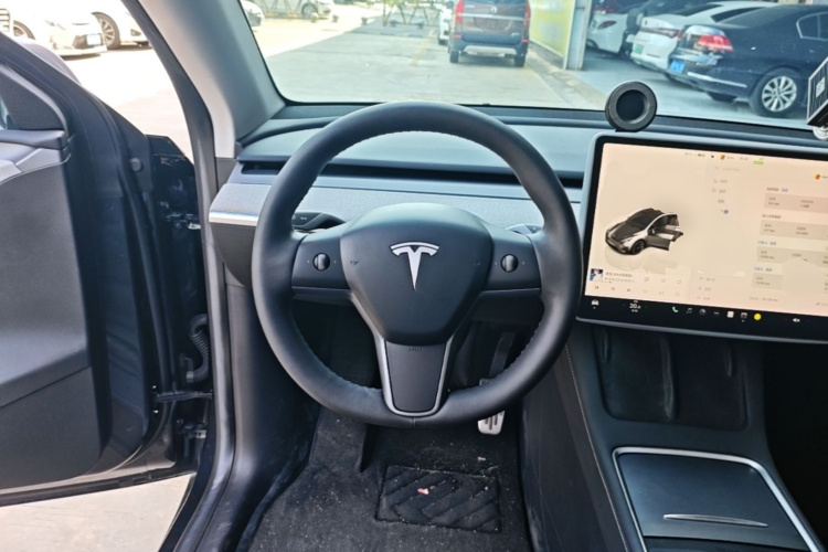 Tesla Model Y 2024 car image #11