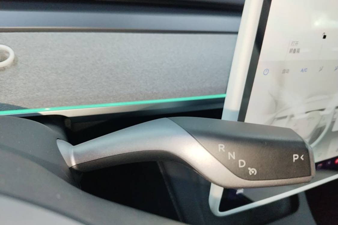 Tesla Model Y 2023 car image #20