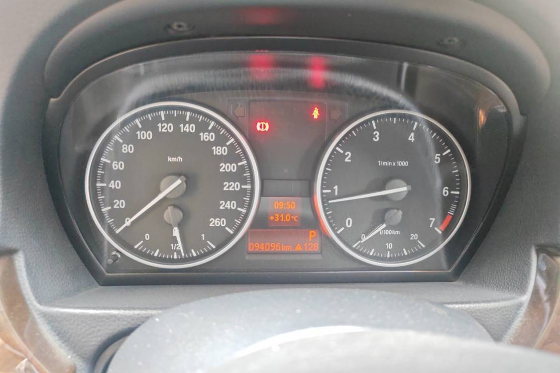 BMW 3 Series 2011 car image #26