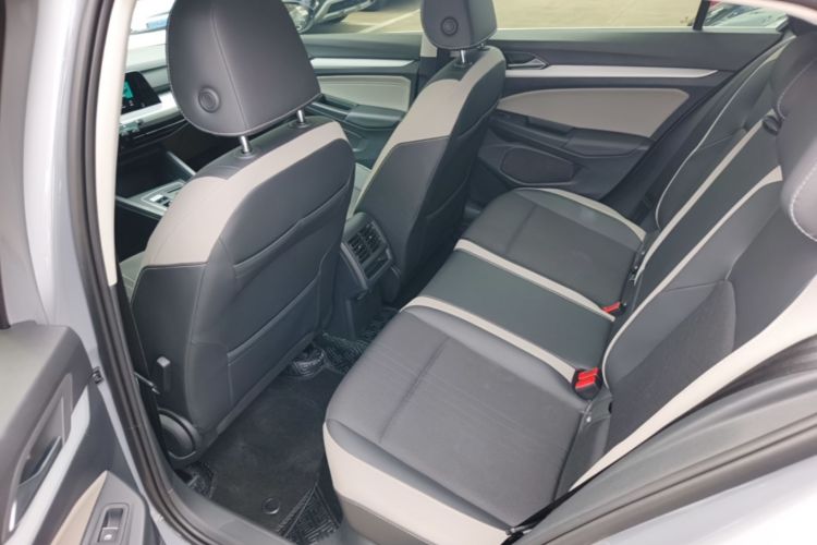 Volkswagen Golf 2022 car image #13
