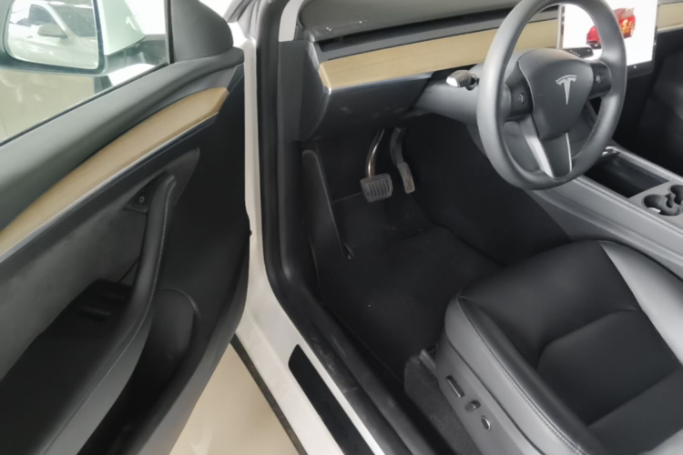 Tesla Model Y 2023 #16 Tesla Model Y 2023 car image #16