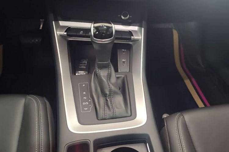 Audi Q3 2019 car image #14