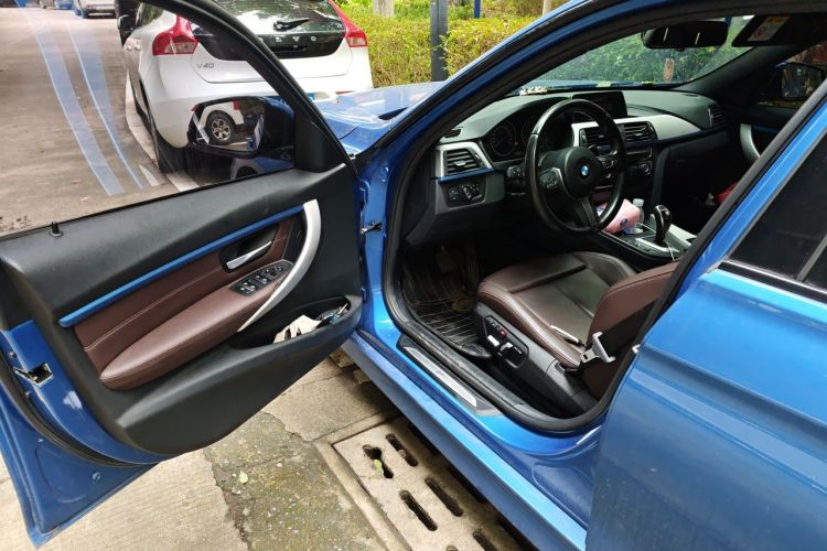 BMW 3 Series 2018 car image #9