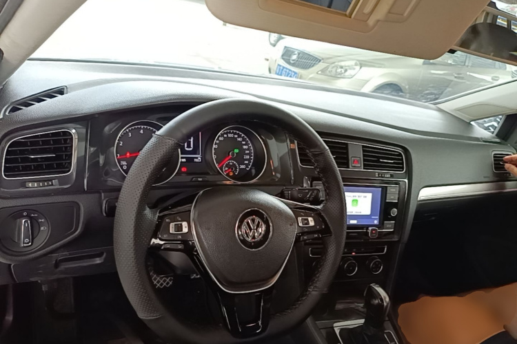 Volkswagen Golf 2018 car image #10