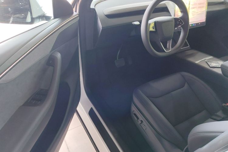 Tesla Model Y 2026 #16 Tesla Model Y 2026 car image #16